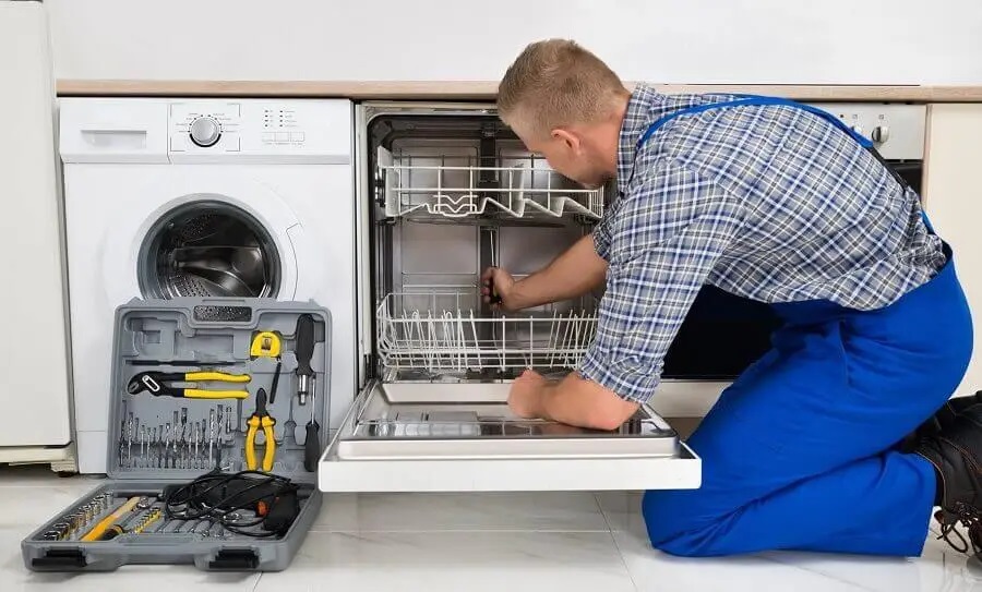 Tire Protherm servisi teknisyen ekibi beyaz eşya tamiri yaparken